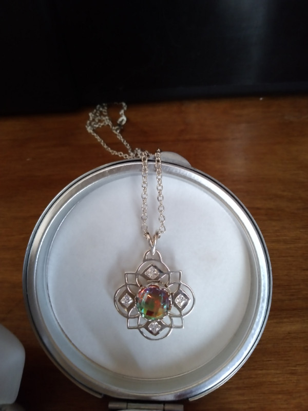 pendent and earring in Jewellery & Watches in Summerside - Image 2