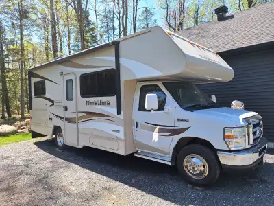 Magnifique class C ford E 350 2015 tout équipé generatrice onan, air clim, couches 6 personnes 6 cei...