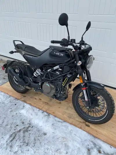 2023 Husqvarna Svartpilen 401. 4224 km. Perfect condition, original owner, still under warranty. Exc...