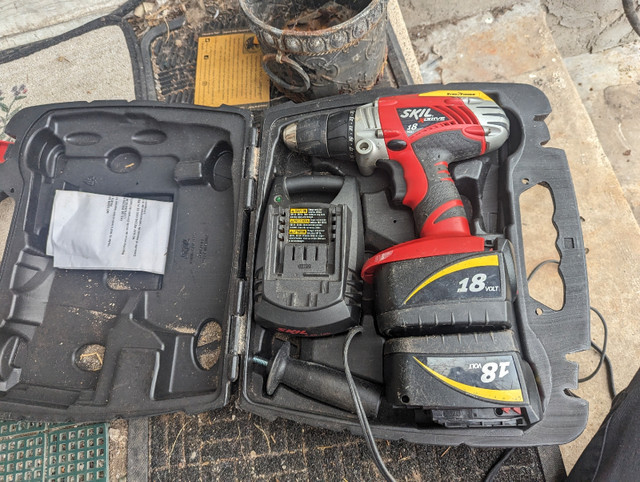 Pair of skil 18 volt batteries and charger in Power Tools in St. Catharines - Image 4