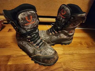 Selling a pair of ladies leather camouflage thinsulate boots. Sz 7 Huntshield brand In excellent con...