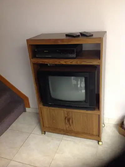 TOP OF THE LINE VCR AT THE TIME; can set time date and channels to record shows or movies to play la...