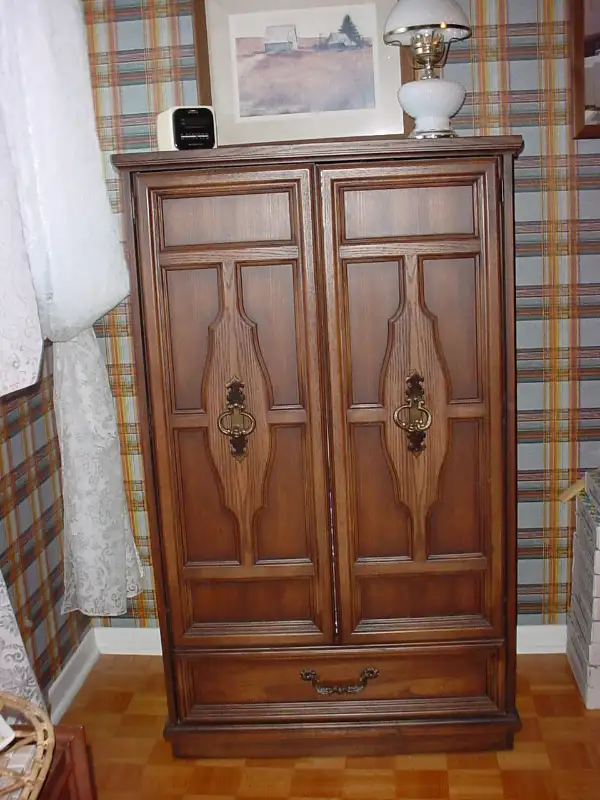 Tete de lit et commode / set de chambre en noyer. in Dressers & Wardrobes in Laval / North Shore - Image 4