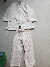 Uniforme d'art martial (judo, karaté, taikwendo): 6 ans et 8-10