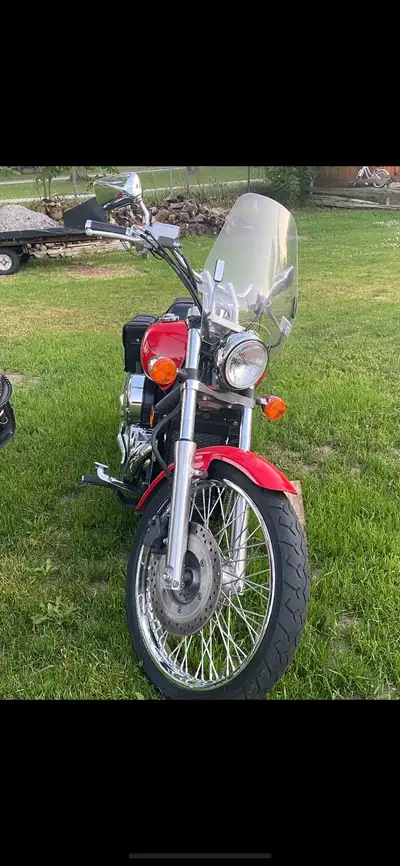2007 Honda shadow spirit 750 great starter bike lady owned low km saddle bags and windshield no issu...