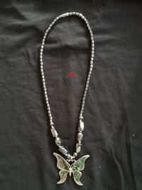 Collier en pierres magnétiques