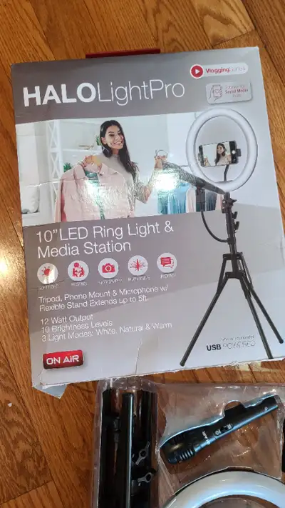 In good working condition. Complete as shown. Light control has little problem, can't change tune. P...