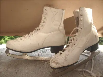 Used Lange Classic girl ice skates & more for sale.         4366, View more