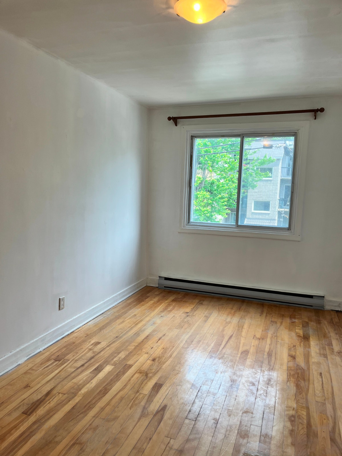 Un mois gratuit!! 4 1/2   2 ch. fermées  Beaubien Rosemont — photo 3