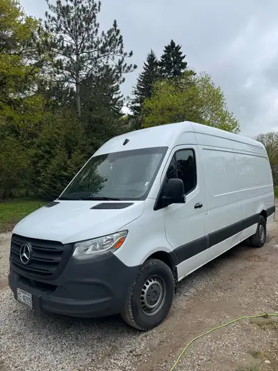 Selling 2022 Mercedes sprinter 2500 cargo van 170 WB with only 88,000 kms, in perfect shape and only...