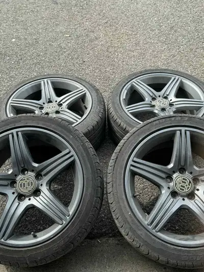 Je vends un ensemble de 4 roues ISW de 17 pouces avec des pneus 225/45R17. Ces roues sont d'occasion...