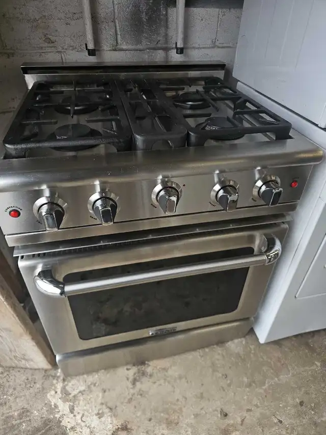 Commercial gas stove  in Stoves, Ovens & Ranges in Hamilton - Image 2