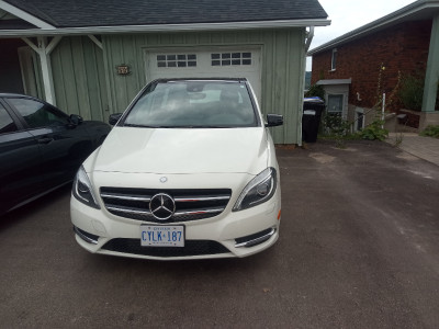 2013 MERCEDES BENZ WITH EXTREMELY LOW MILEAGE. LOADED , LEATHER.