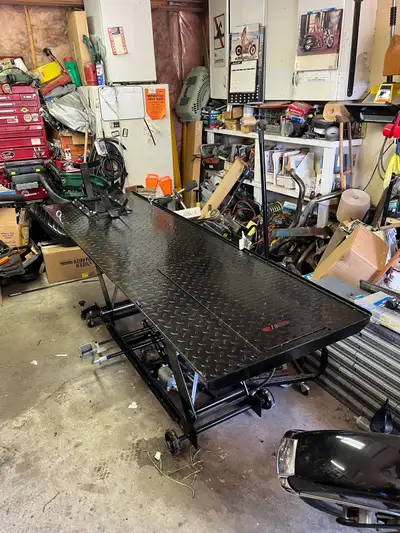 Comes with jack Air operated In new condition Located in Moose Jaw Price is firm