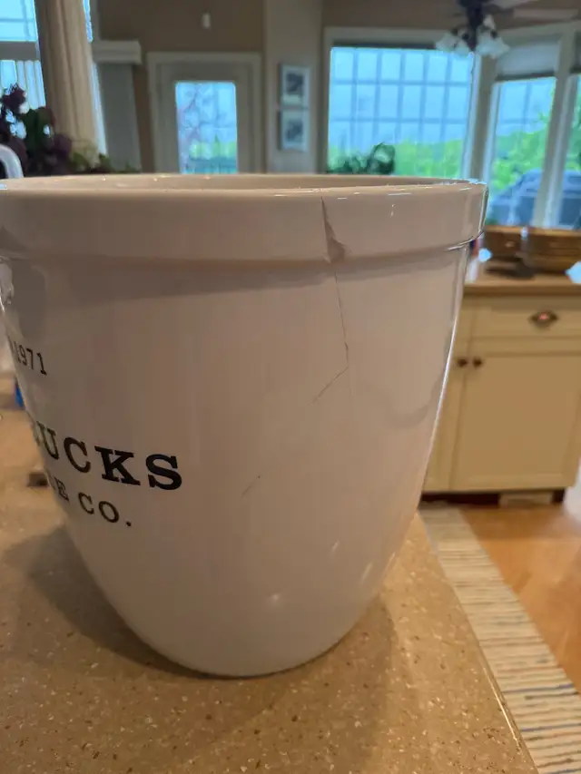 Starbucks oversized coffee mug in Home Décor & Accents in Edmonton - Image 3