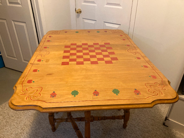 Drop-leaf game table in Other Tables in Mississauga / Peel Region - Image 2