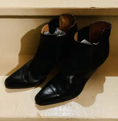 This is for a nice pair of vintage (late 90’s early 2000’s) Ralph Lauren black leather high heel ank...