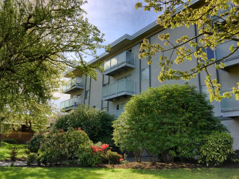 Top floor bright 1bedroom suite in James Bay for OCT 1! 1895 Long