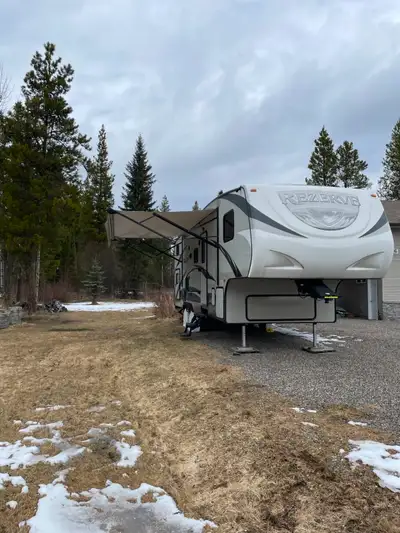 5th wheel 27BH Rezerve by Coachman New awning, double bunk beds in excellent condition. Great for fa...