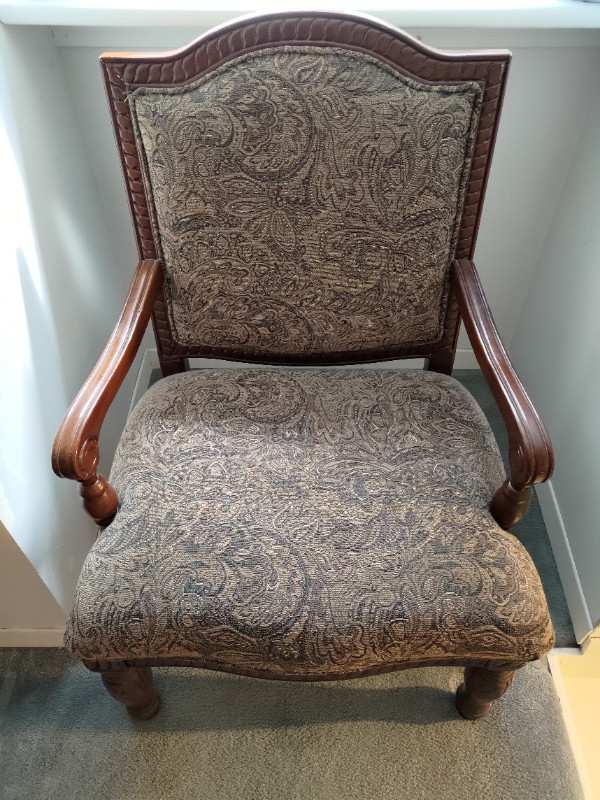 Chaise victorienne/antique en bois-tissu floral - Antique chair dans Chaises, Fauteuils inclinables  à Ouest de l’Île - Image 2