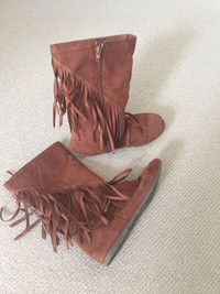 Suede boots (ladies) with fun fringe details - like new