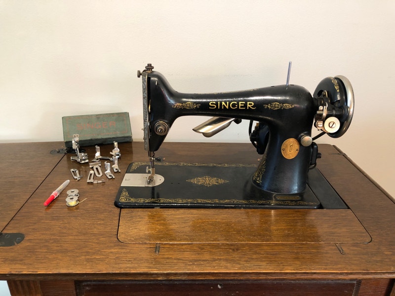 Vintage Singer Electric Sewing Machine Arts & Collectibles Edmonton