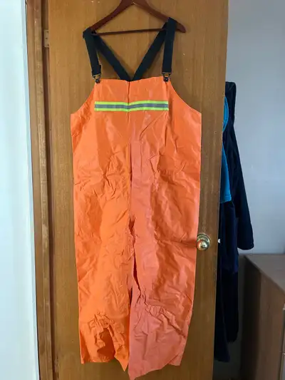 Hercules brand men’s size large rain suit. Two piece with overall style pants. Brand new.