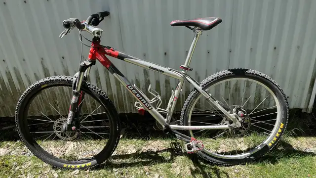 Vélo de montagne - Devinci et Miele - femme 26po in Mountain in Sherbrooke - Image 2