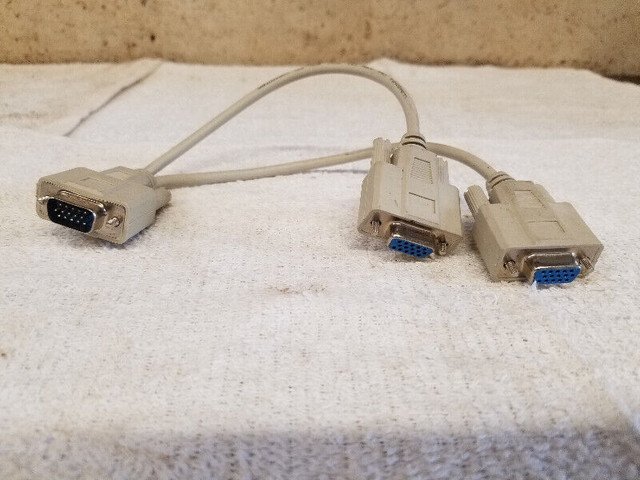VGA Cable Splitter in Cables & Connectors in Kingston