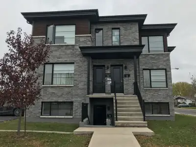 Logement très lumineux fraîchement repeint près de tous les services ( épiceries, centre commercial,...