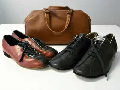 2 PAIRES DE SOULIERS DE QUILLES "VINTAGE", View more