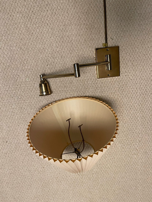 Light - Brass wall mounted swivel lamp in Indoor Lighting & Fans in Ottawa - Image 2