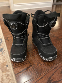 Burton Kids Grom BOA Snowboarding Boot Size 2K