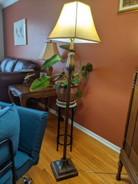 Beautiful traditional looking floor lamp, excellent condition