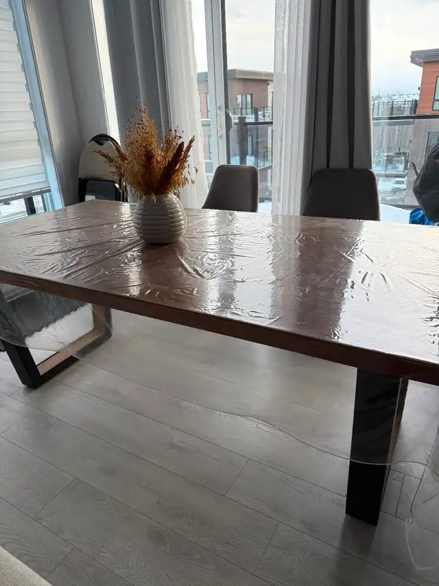 Table de salle à Manger en bois et métal, presque neuve. in Dining Tables & Sets in Longueuil / South Shore - Image 3