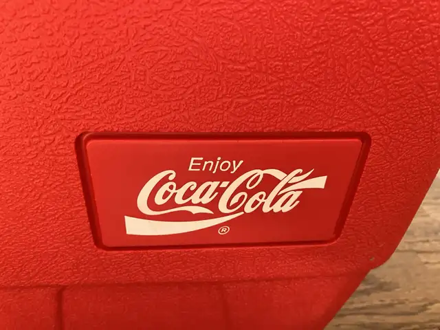 Vintage Red and White Igloo Coca Cola 25 Quart Cooler in Fishing, Camping & Outdoors in City of Montréal - Image 4