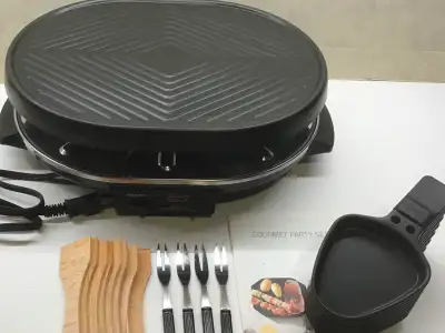 Raclette T-Fal en très bon état,très peu utilisé avec livret et tout les accessoires Merci de regard...