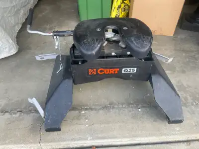 Lightly used Curt fifth wheel hitch is rated for 25,000 pounds and fits pre-2020 GMC and Chev trucks...