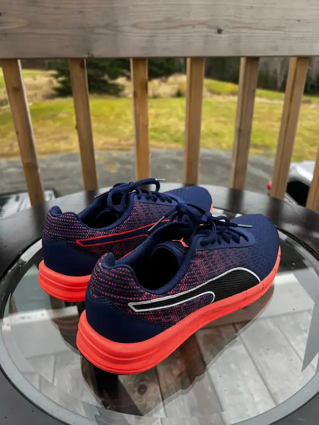 Puma Women's Navy & CoralRunning Shoes / Size 9 in Women's - Shoes in Cape Breton - Image 4