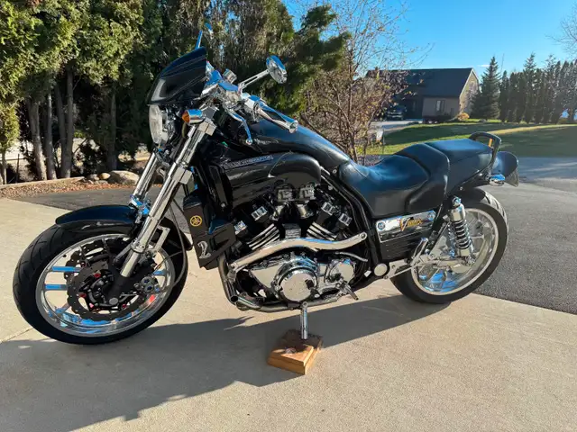 Chrome & Carbon Yamaha V-Max in Street, Cruisers & Choppers in Vernon - Image 4