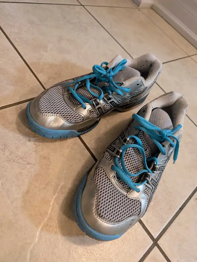 Asics Gel Rocket Shoes (women size 9) in Men's Shoes in City of Toronto - Image 2