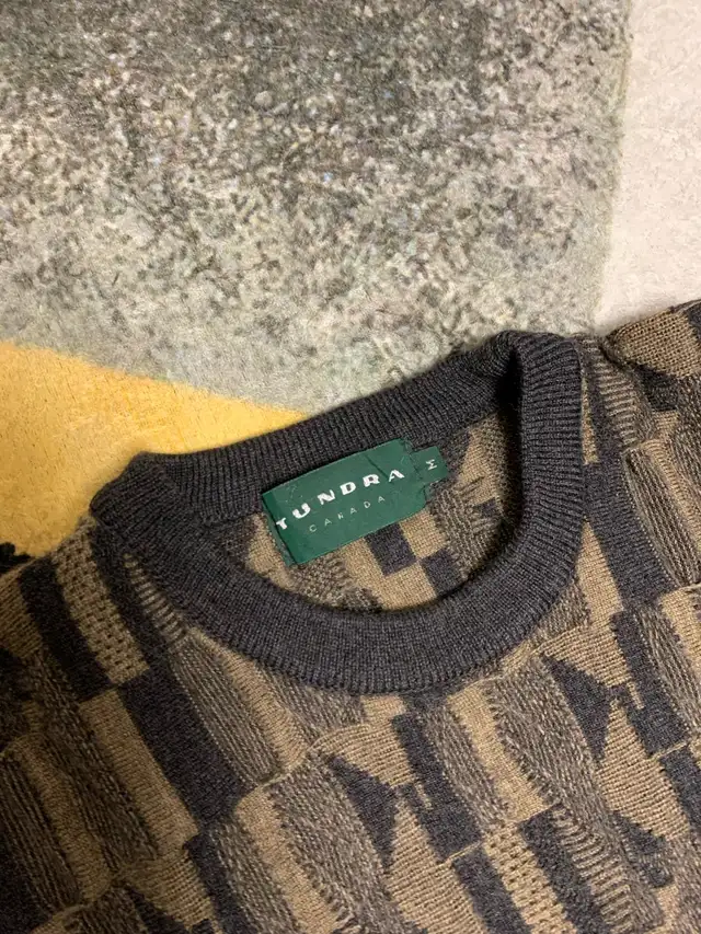 Tundra Sweater Vintage in Men's in Mississauga / Peel Region - Image 4