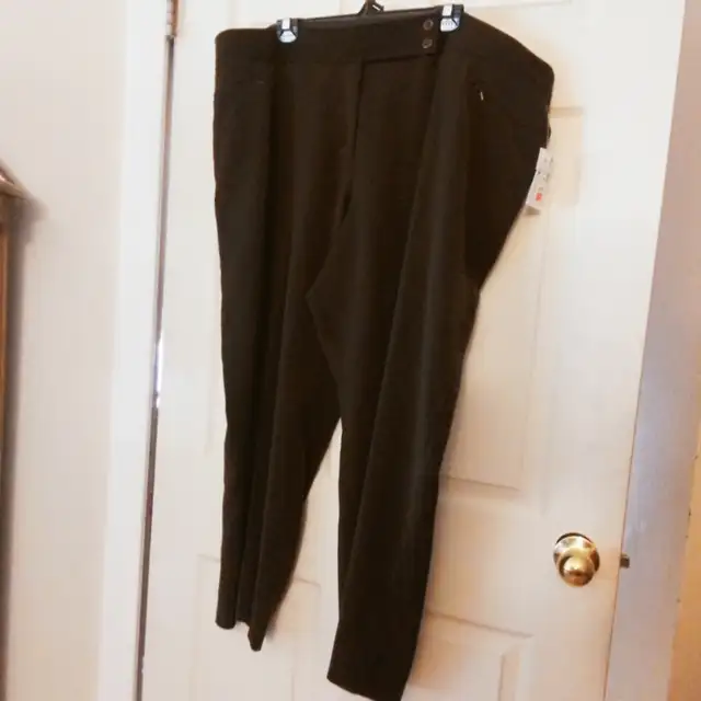 Woman's Dark Brown Pants Size 28 Petite (4X)  Zipper & Pockets in Women's - Bottoms in City of Toronto - Image 3