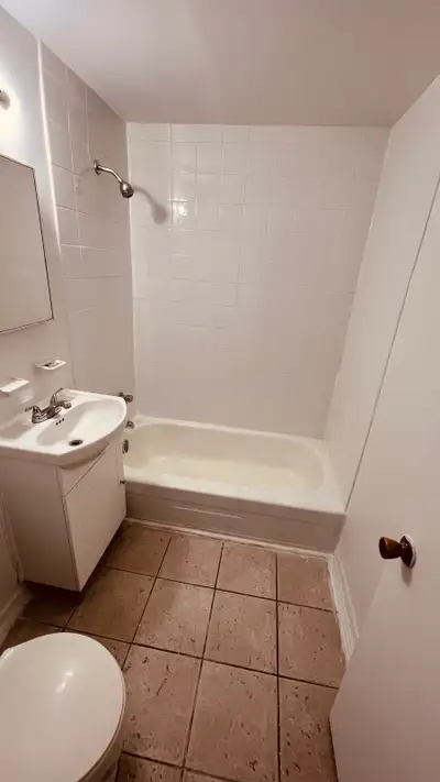 Je vous propose un charmant 3 1/2 à louer dans le secteur paisible d'Anjou, idéalement situé et offr...