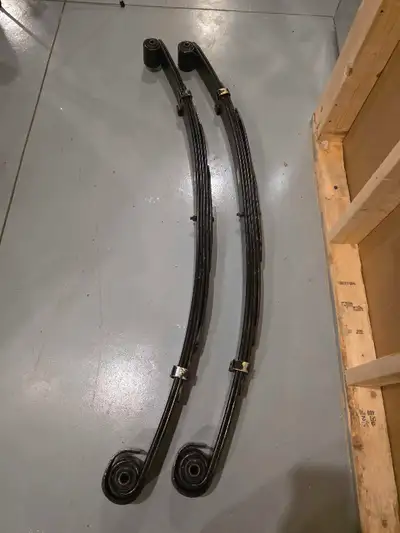 Heavy-duty leaf springs. I ordered them for my 2003 F250 Powerstoke, but they sent the wrong ones. T...