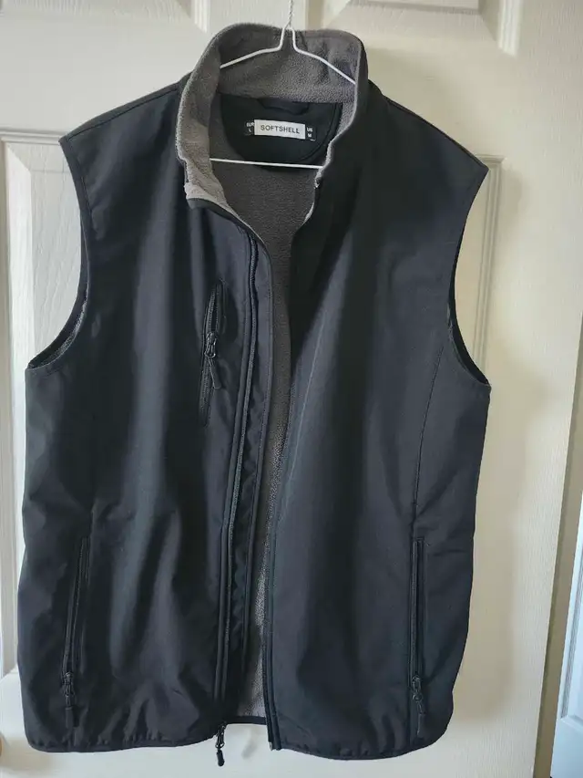 Softshell vest  in Men's in Ottawa - Image 2