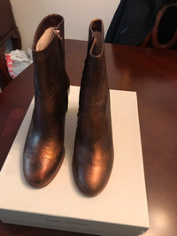 Brand new “POUR LA VICTOIRE”  leather boots