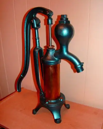 antique pompe a eau près 1920 en fonte Brockville de l`Ontario, View more