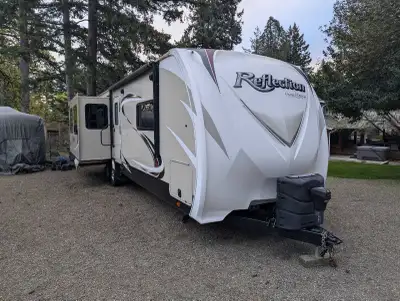 2017 Grand Design Reflection 313RLTS. 3 slides, great floorplan. This trailer is in Comox BC and is...