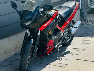 Kawasaki ninja 500 EX , brand new battery New headlight just need to be connected Comes with large h...